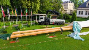 Leimholzträger für die Brücke liegen im Park von Bad Mondorf bereit