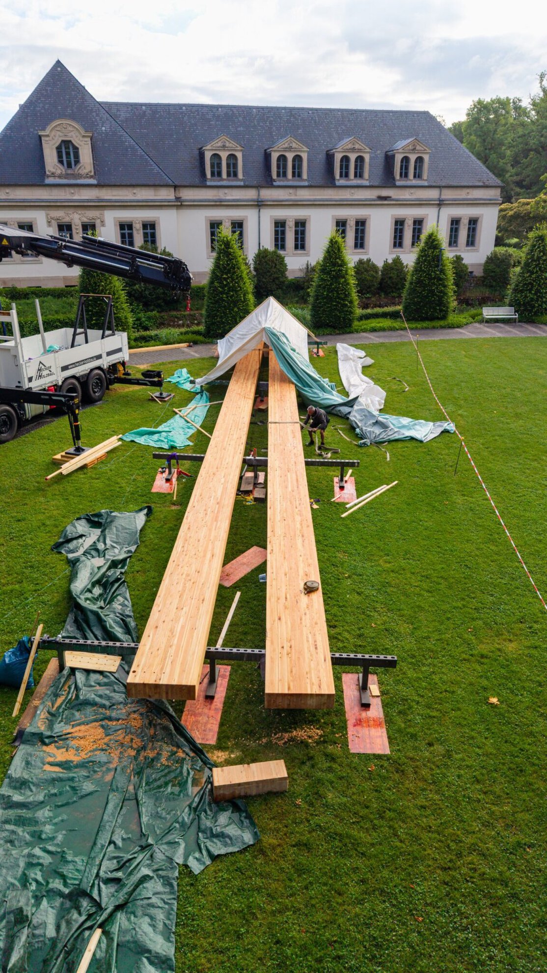 Leimholzträger vor der Montage im Park von Bad Mondorf