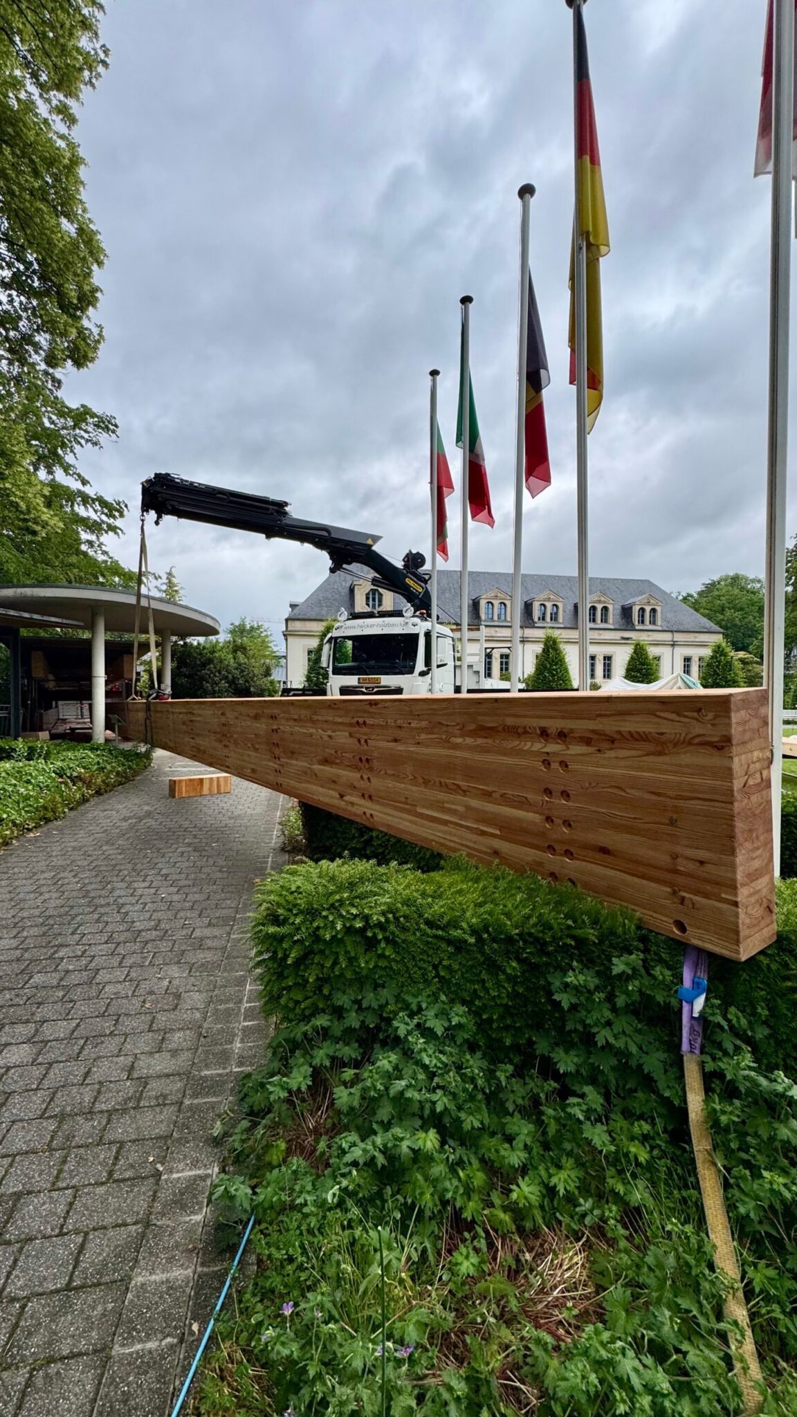 Leimholzträger wird mit dem Kran zur Brücke transportiert