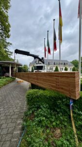 Leimholzträger wird mit dem Kran zur Brücke transportiert