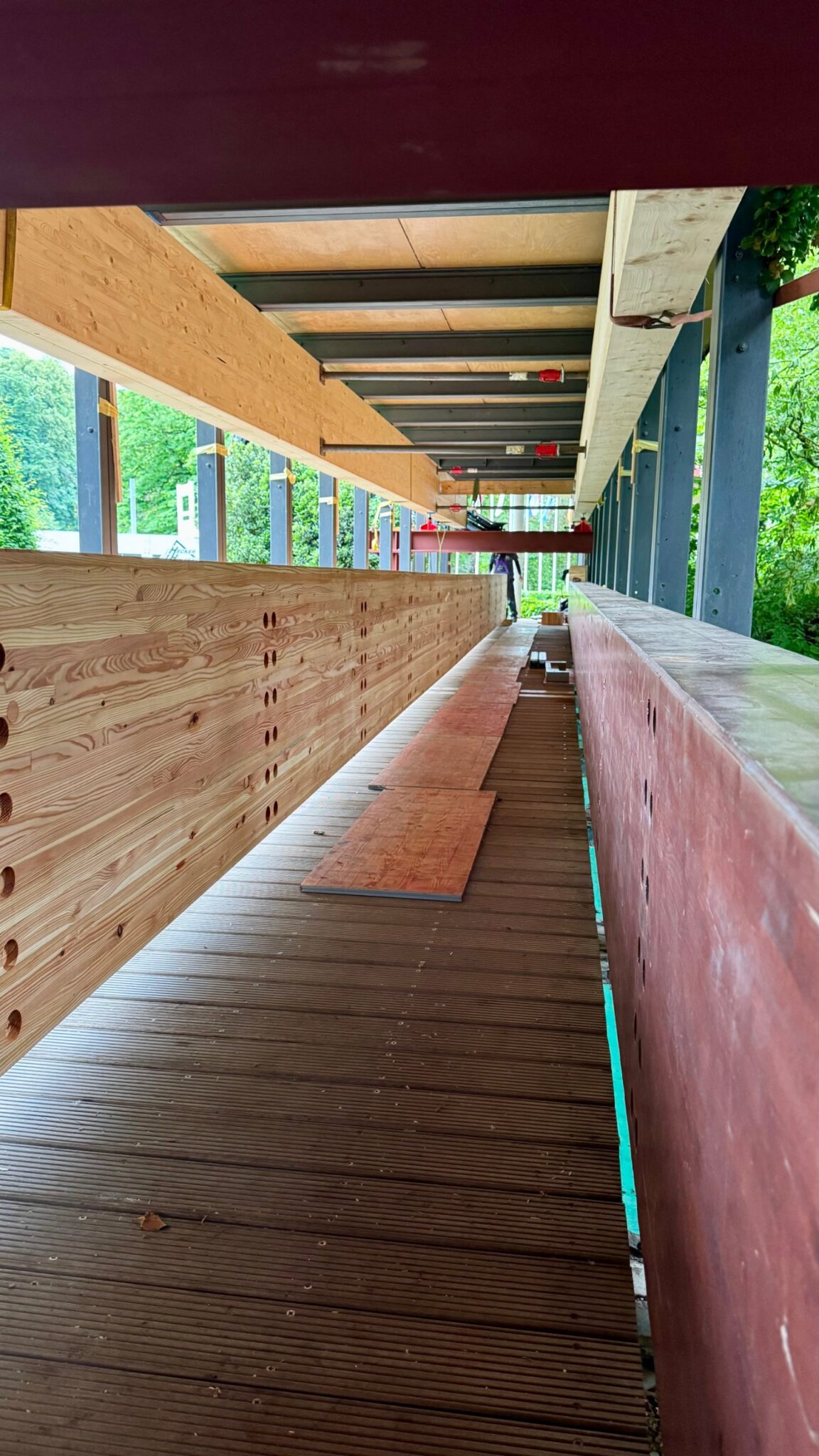 Eingebaute Leimholzträger in der überdachten Brücke