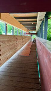 Eingebaute Leimholzträger in der überdachten Brücke