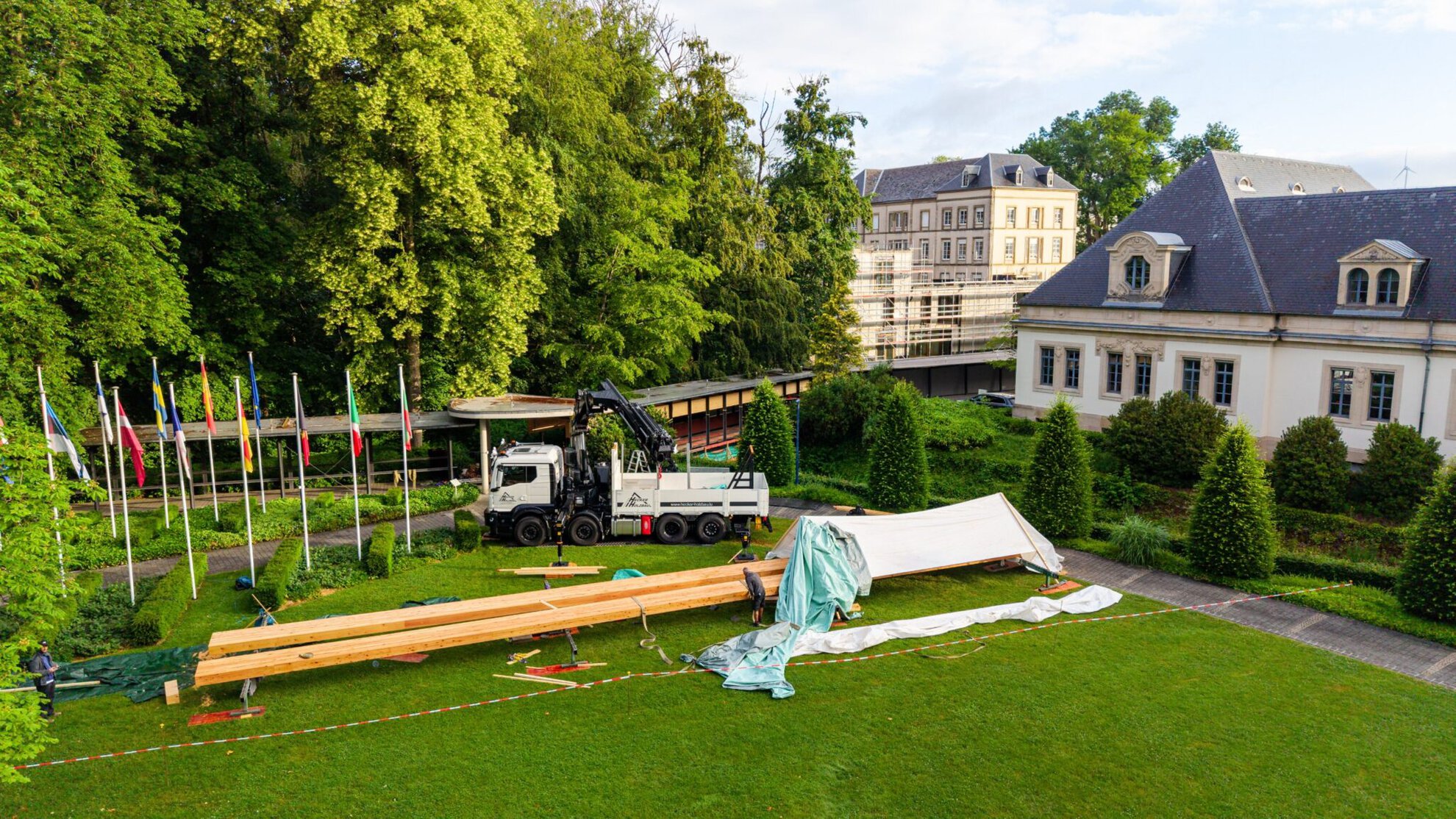 Baustelle im Park von Bad Mondorf mit Ladekran