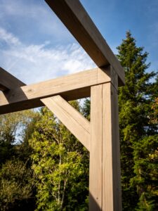 Detail der Pergola-Konstruktion aus Holz am Holzhaus Bollendorf