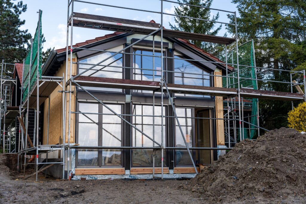 Eingerüstetes Holzhaus in Rohrbach mit verglastem Giebel