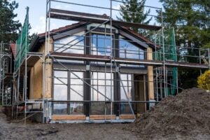 Eingerüstetes Holzhaus in Rohrbach mit verglastem Giebel