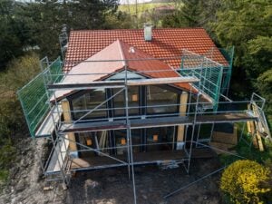 Holzhaus in Rohrbach mit Gerüst, Ansicht von oben