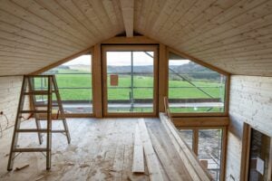 Innenraum im Dachgeschoss mit Holzdecke und Giebelverglasung