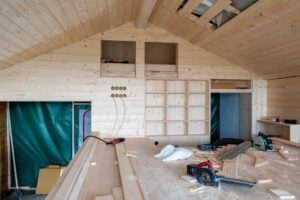 Innenausbau mit Wand- und Deckenflächen aus Massivholz