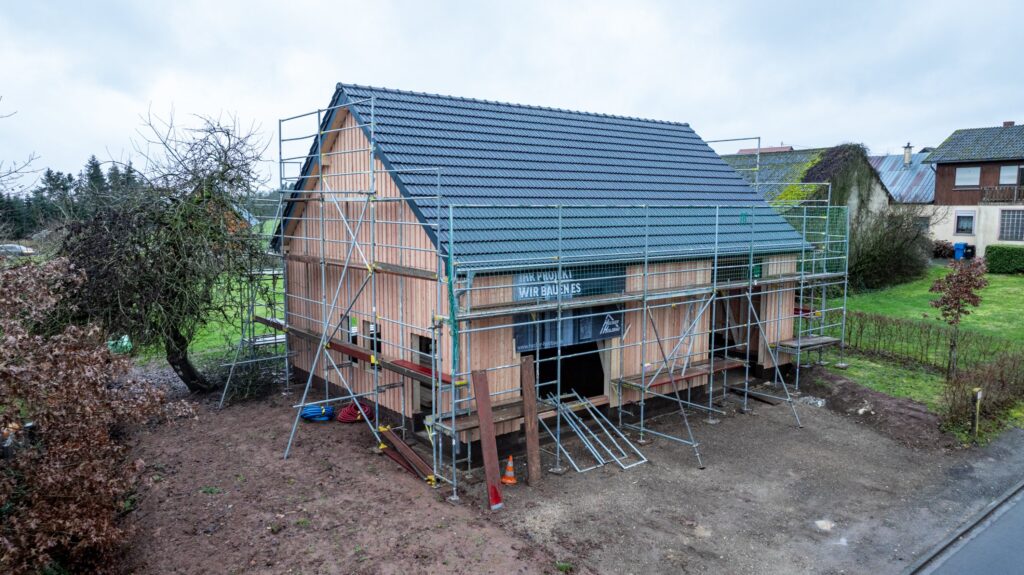 Holzrahmenbau in Altscheid im Rohbau mit eingedecktem Dach, Luftaufnahme
