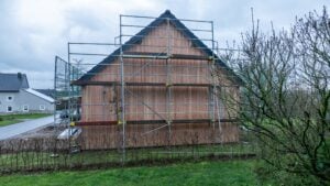 Giebelseite des eingerüsteten Holzrahmenbaus in Altscheid