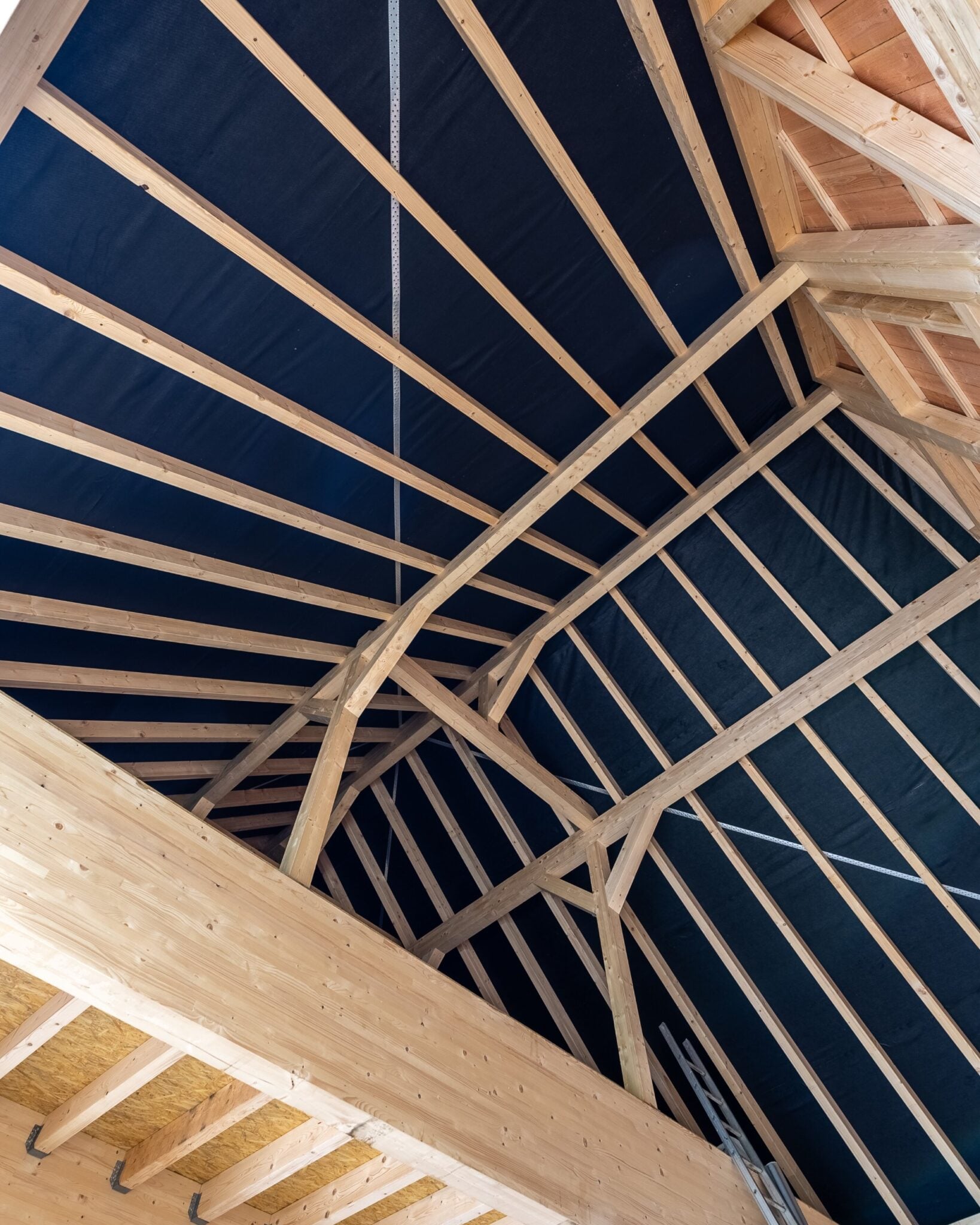 Dachstuhl mit Sparren und Pfetten von unten