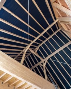 Dachstuhl mit Sparren und Pfetten von unten