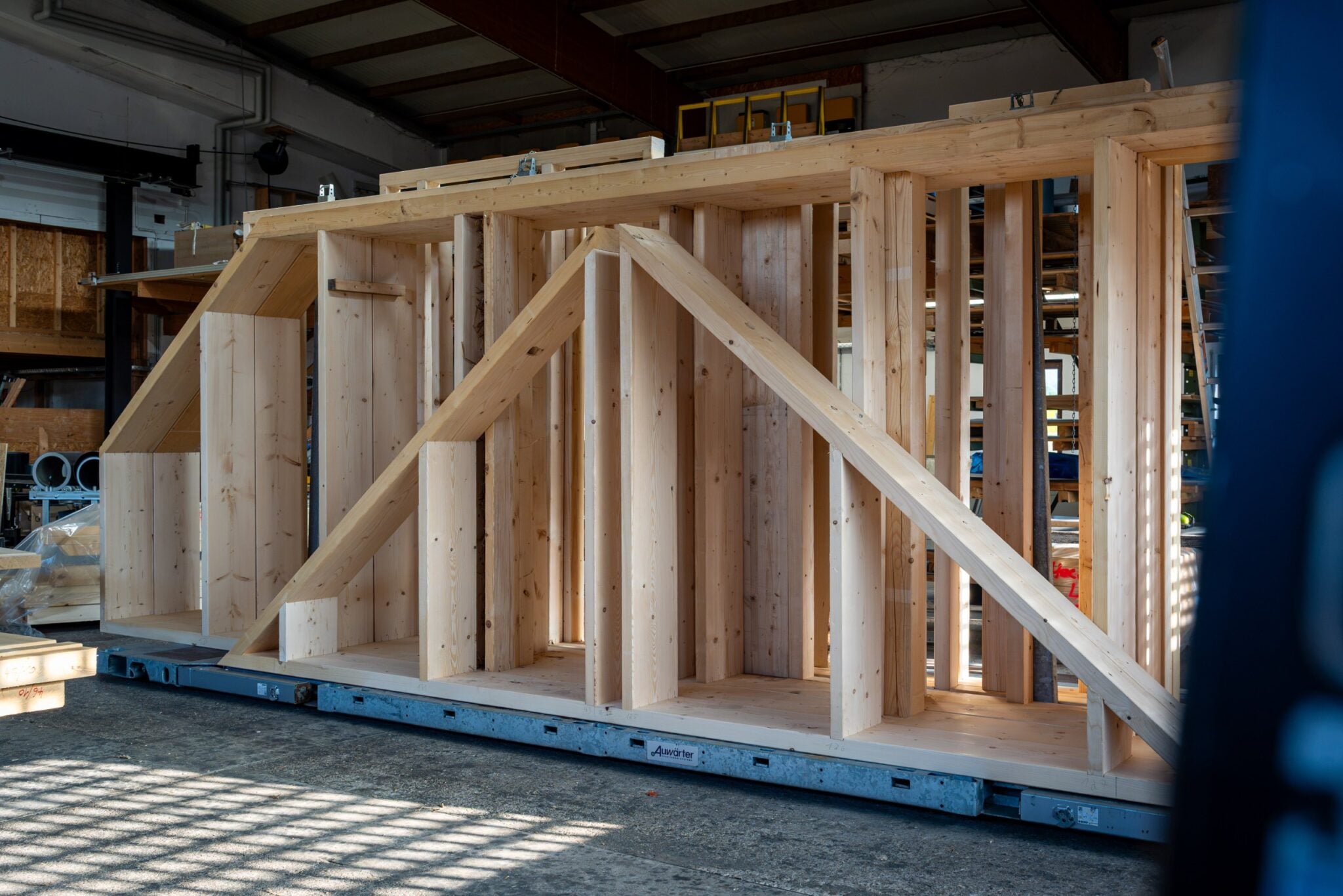 Vorgefertigtes Wandelement in Holzrahmenbauweise für das Strohhaus in der Abbundhalle