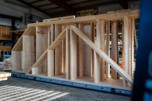 Vorgefertigtes Wandelement in Holzrahmenbauweise für das Strohhaus in der Abbundhalle
