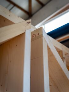 Detail eines Wandelements aus Fichtenholz für das Strohhaus