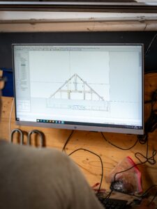 Werkplanung des Strohhauses am Bildschirm in der Werkstatt